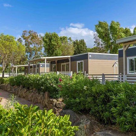 Centro Vacanze Isuledda מלון 4*
