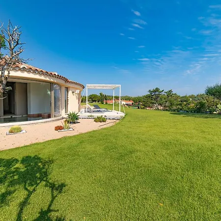 Centro Vacanze Isuledda מלון 4*